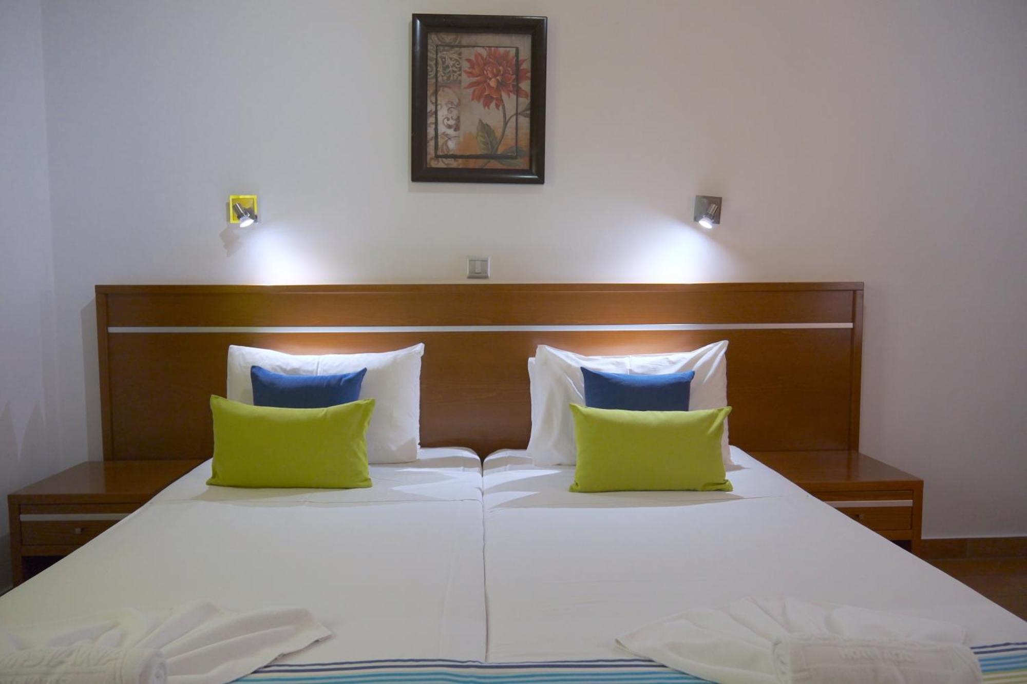 Loutsiana Deluxe Apts Ayia Napa Rum bild