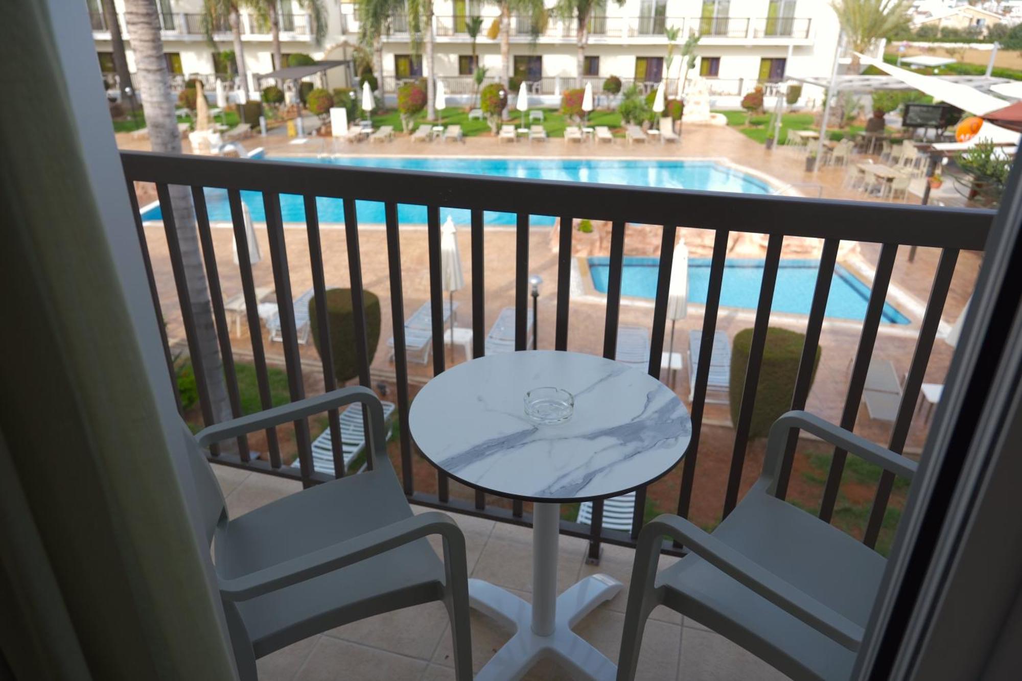 Loutsiana Deluxe Apts Ayia Napa Rum bild