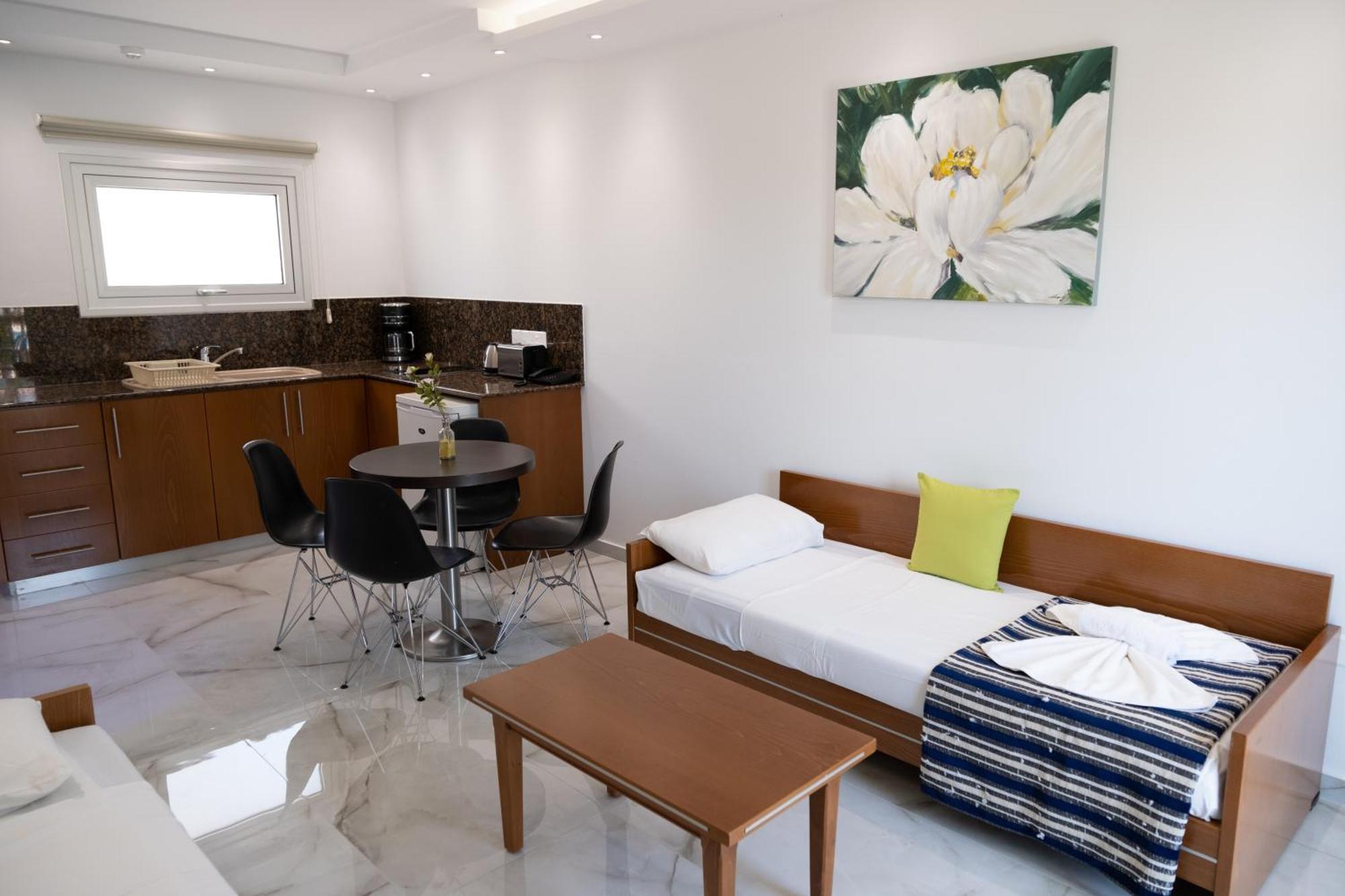 Loutsiana Deluxe Apts Ayia Napa Rum bild